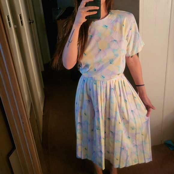 VINATGE PASTEL PLEATED DRESS - Picture 1 of 10